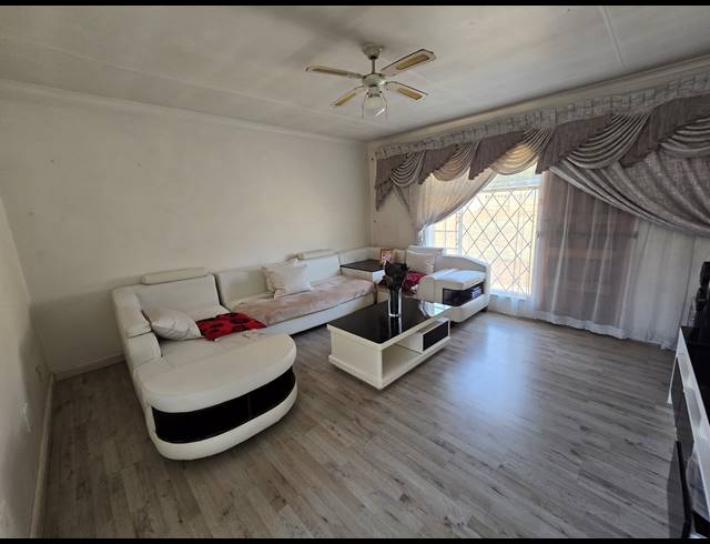 2 BEDROOM FREEHOLD FOR SALE IN MOFFAT VIEW